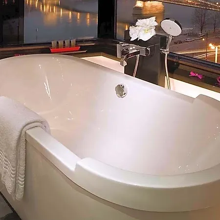 Sofitel Chain Bridge Hotel